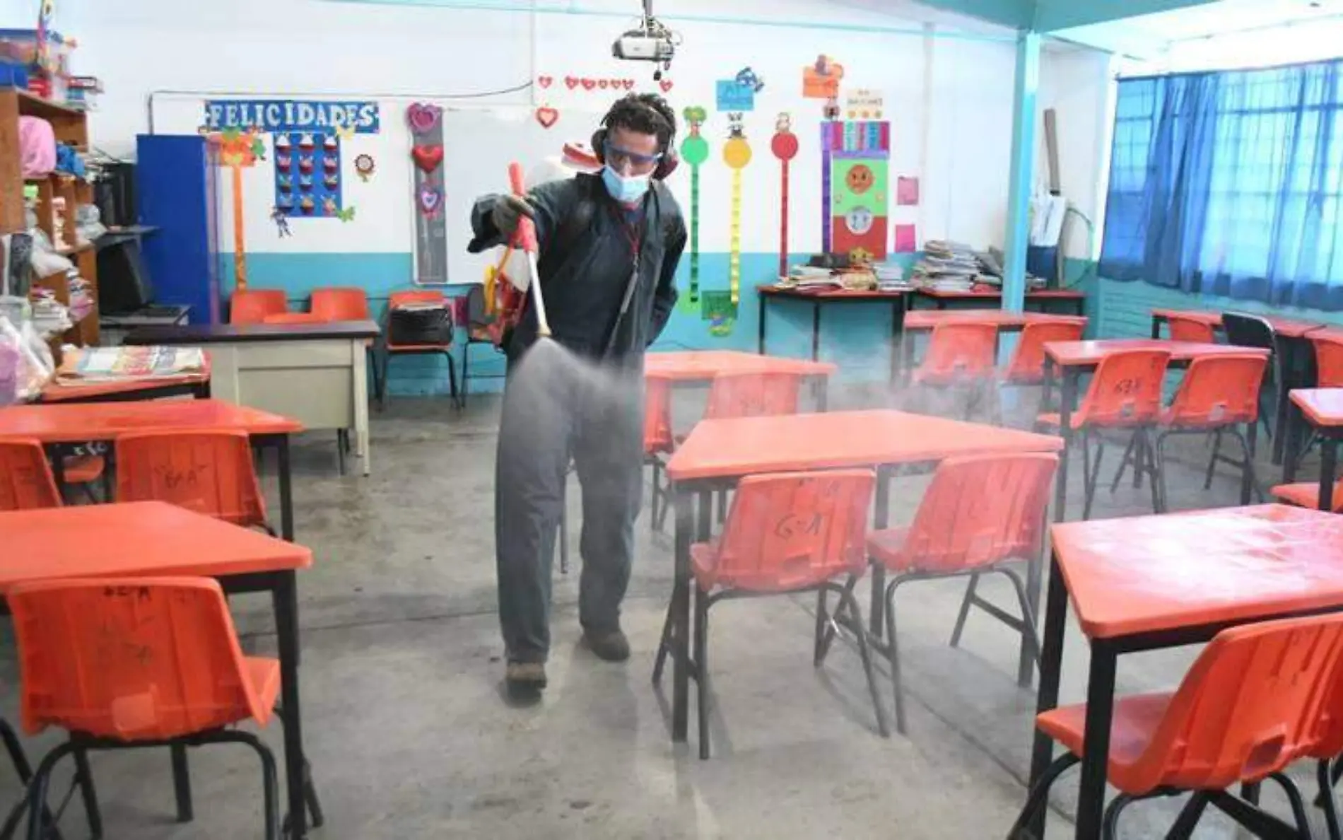 Desinfectan escuelas ante eventual regreso a clases